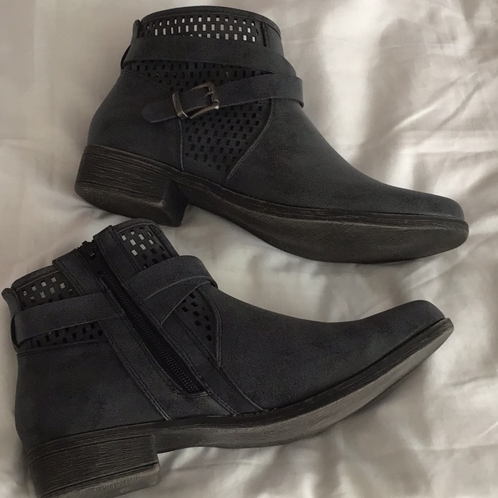 Ladies Just Fab gray booties, NWOT, size 10